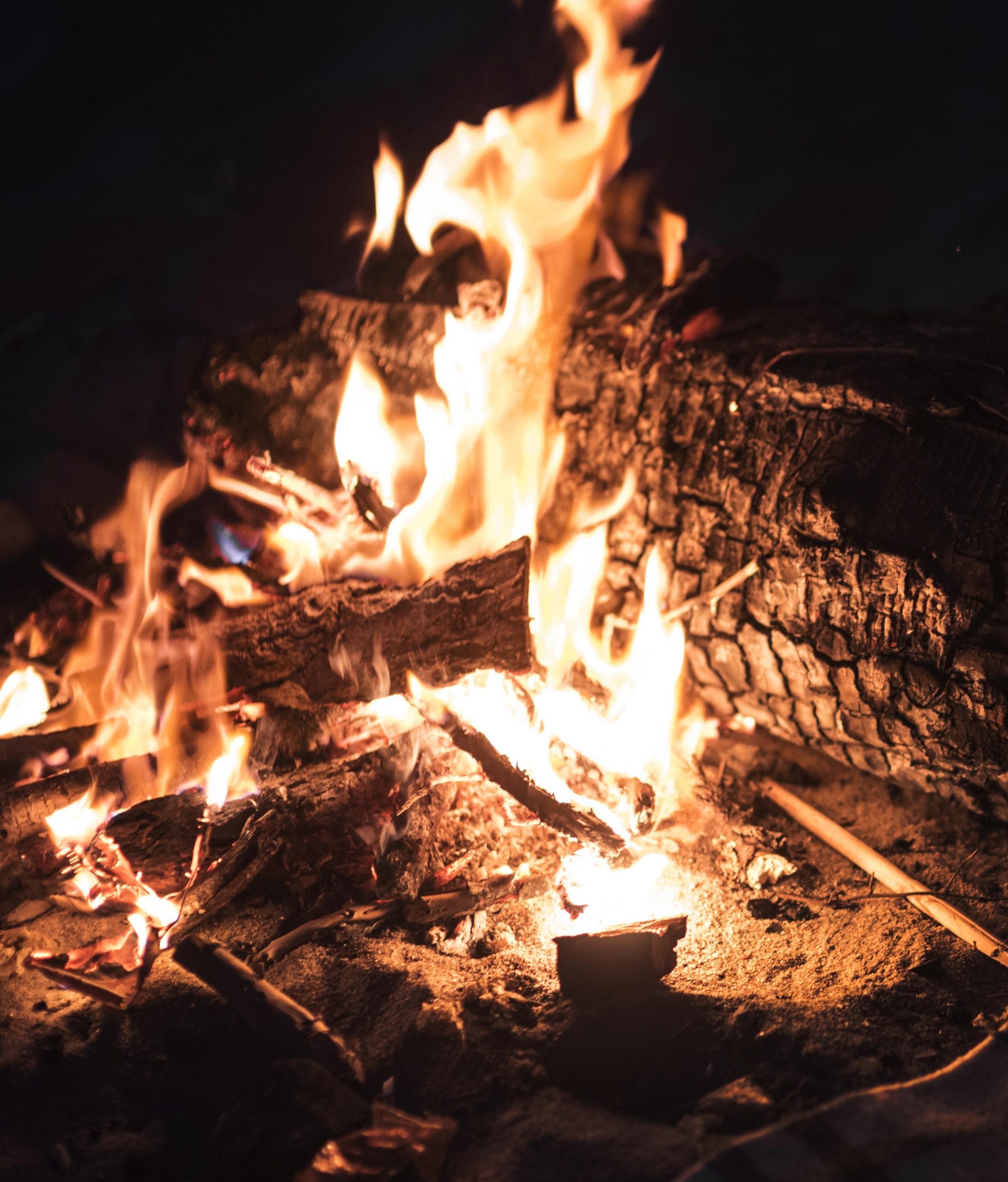 traveling-concept-with-campfire